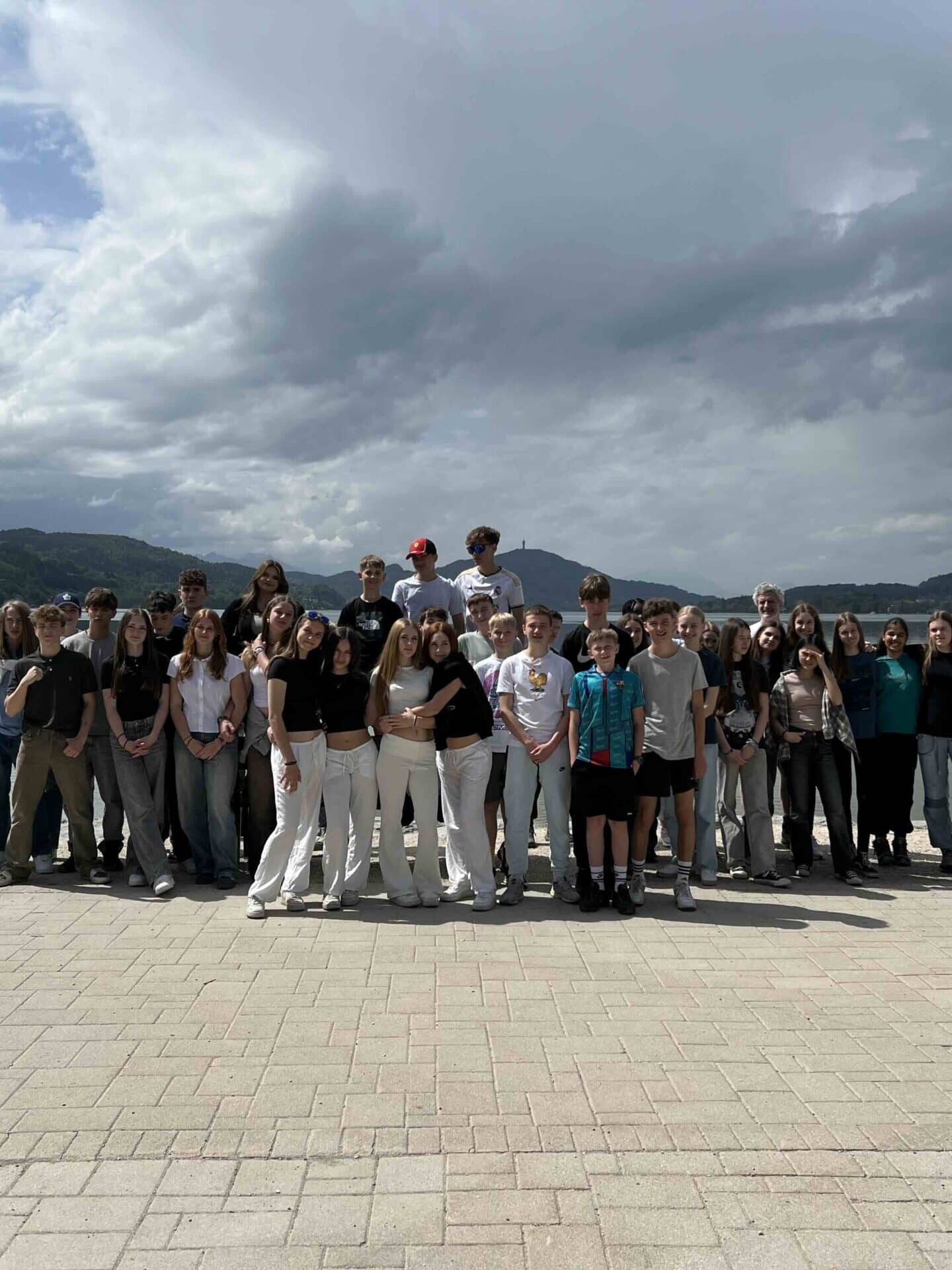 Gruppe von Schülern in der Ostbucht des Wörthersees.