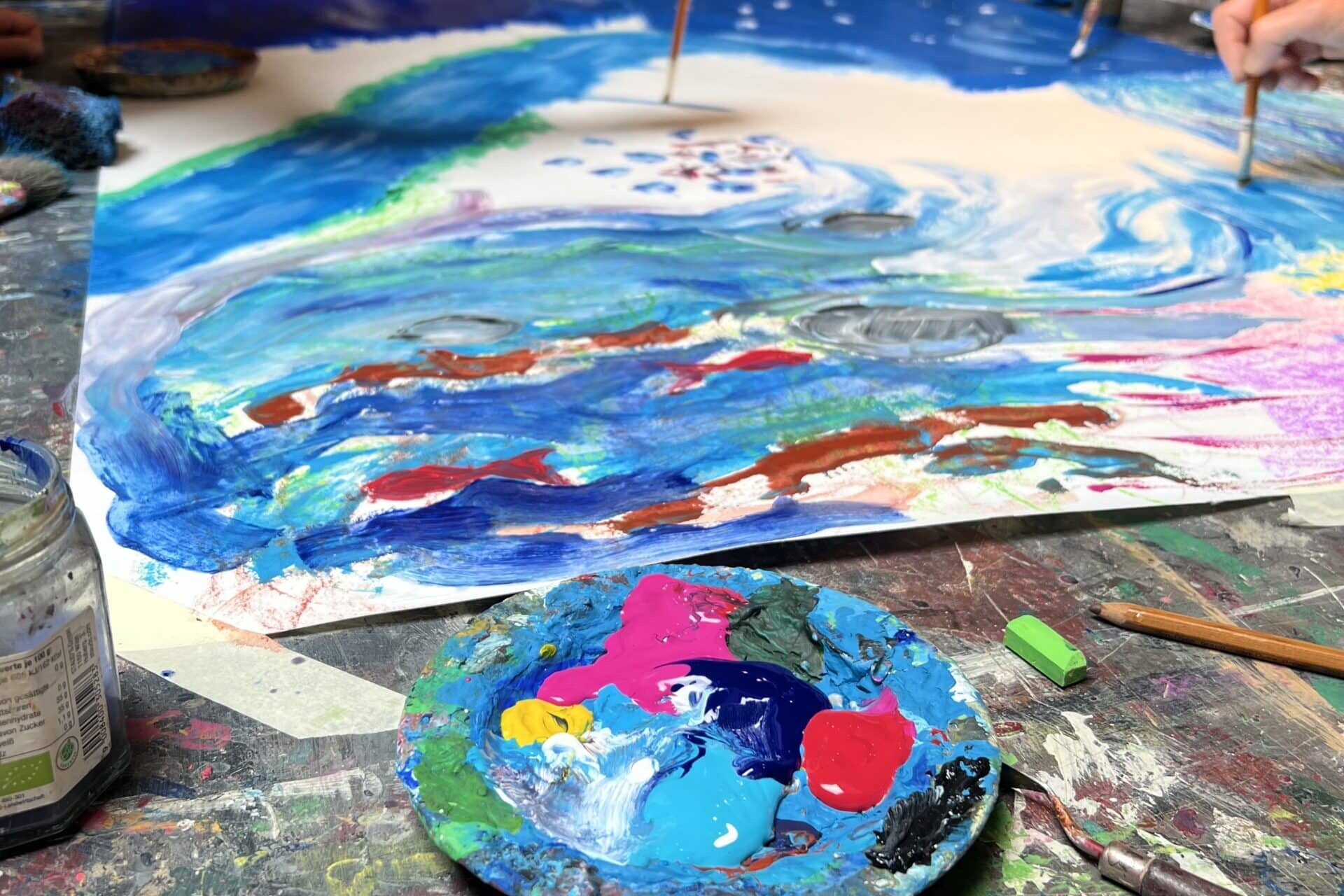 Schüler arbeiten mit Acrylfarben