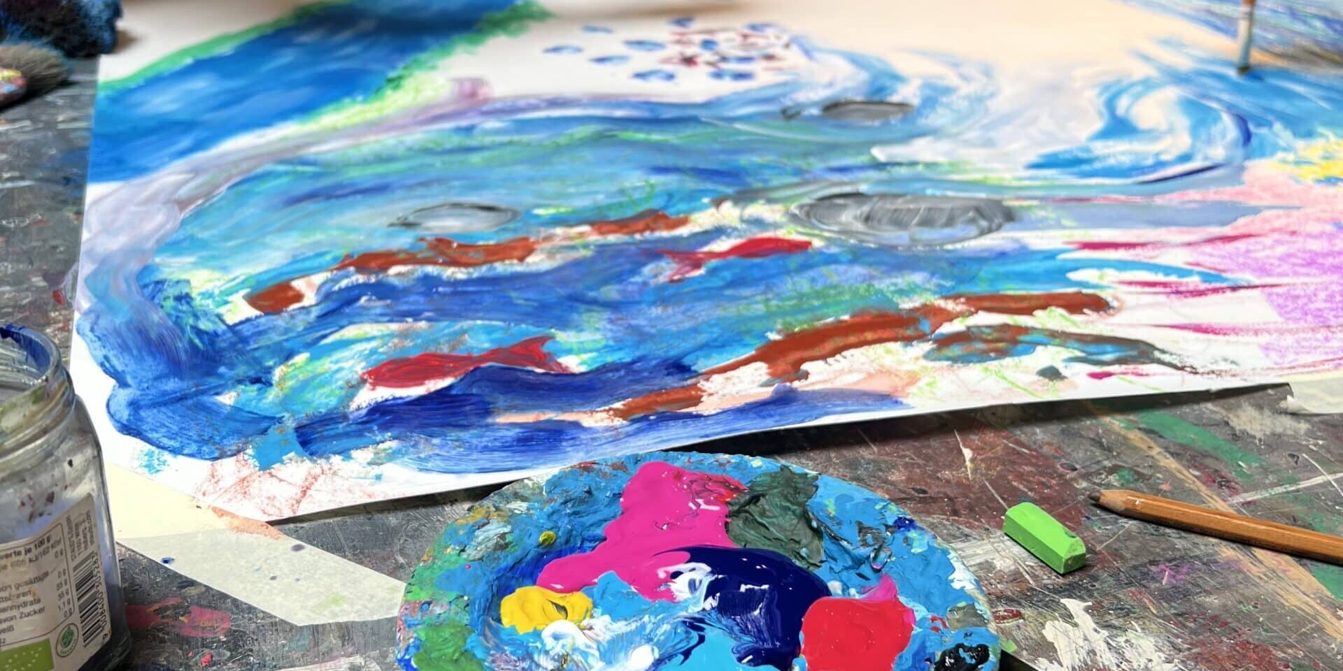 Schüler arbeiten mit Acrylfarben