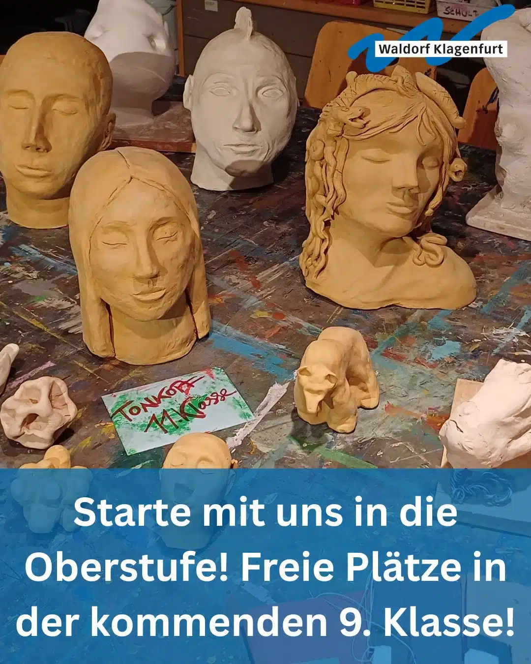 Bild von Tonköpfen, die Schüler der 11. Klasse hergestellt haben.